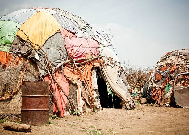 Abrigos improvisados construídos com materiais reutilizados.